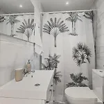 Orange Tree Studio, Just Steps From The Sea *