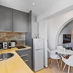 Orange Tree Studio, Just Steps From The Sea Apartment