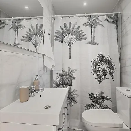 Orange Tree Studio, Just Steps From The Sea *