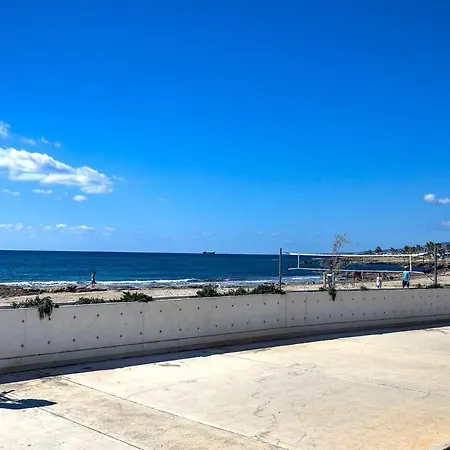 Orange Tree Studio, Just Steps From The Sea Apartment *