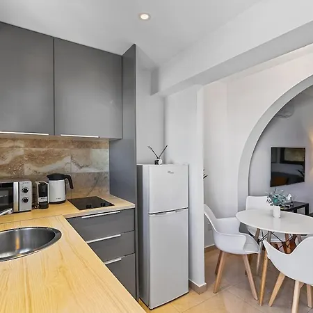 Orange Tree Studio, Just Steps From The Sea Apartment
