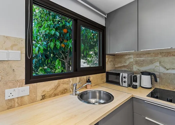 Orange Tree Studio, Just Steps From The Sea *