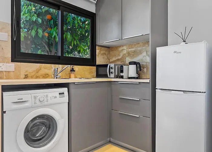 Orange Tree Studio, Just Steps From The Sea