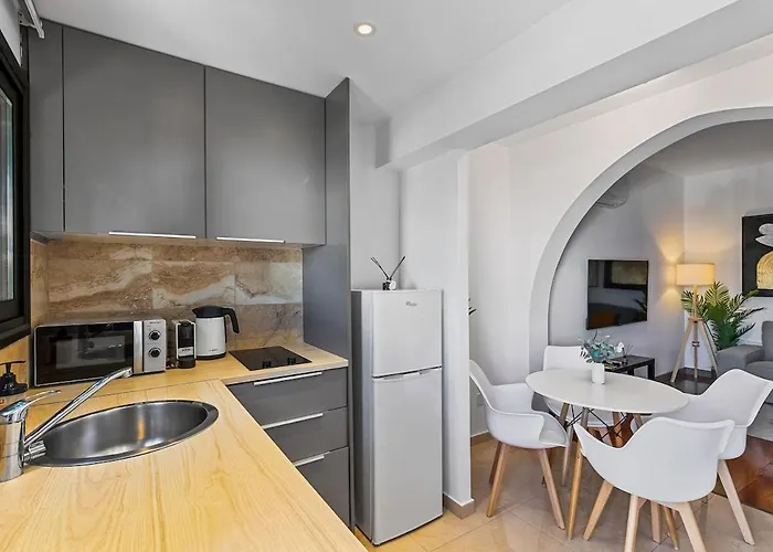 Orange Tree Studio, Just Steps From The Sea 아파트