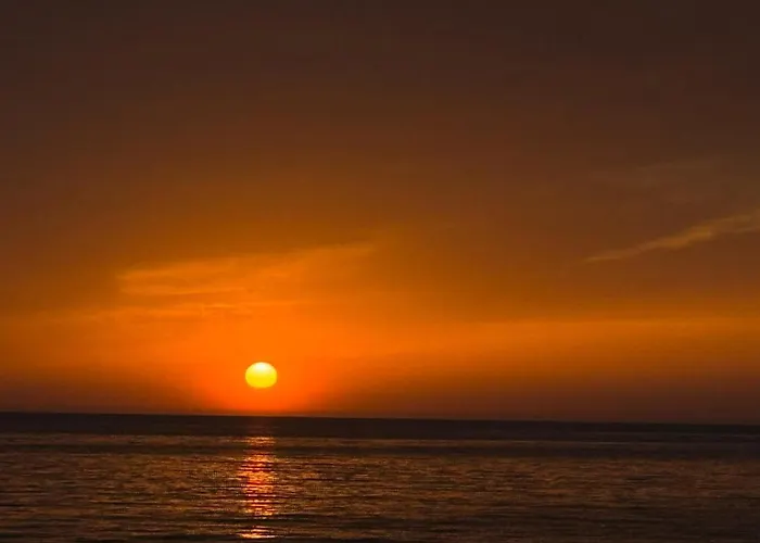 Orange Tree Studio, Just Steps From The Sea *