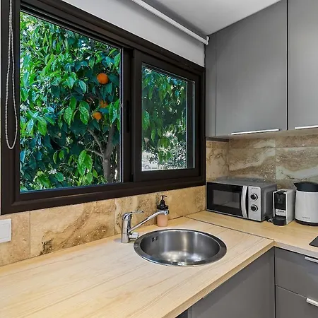 Orange Tree Studio, Just Steps From The Sea *