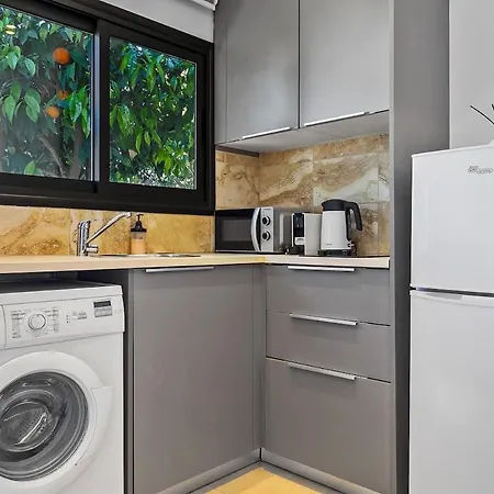 Orange Tree Studio, Just Steps From The Sea